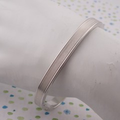 Vintage Monet Oblong Tension Close 6 1/2″ Hinged Silver Tone Bangle Bracelet