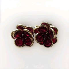Vtg Flower Clip On Eearings Faceted Red Crystals Rhinestone Layered Gold Tone