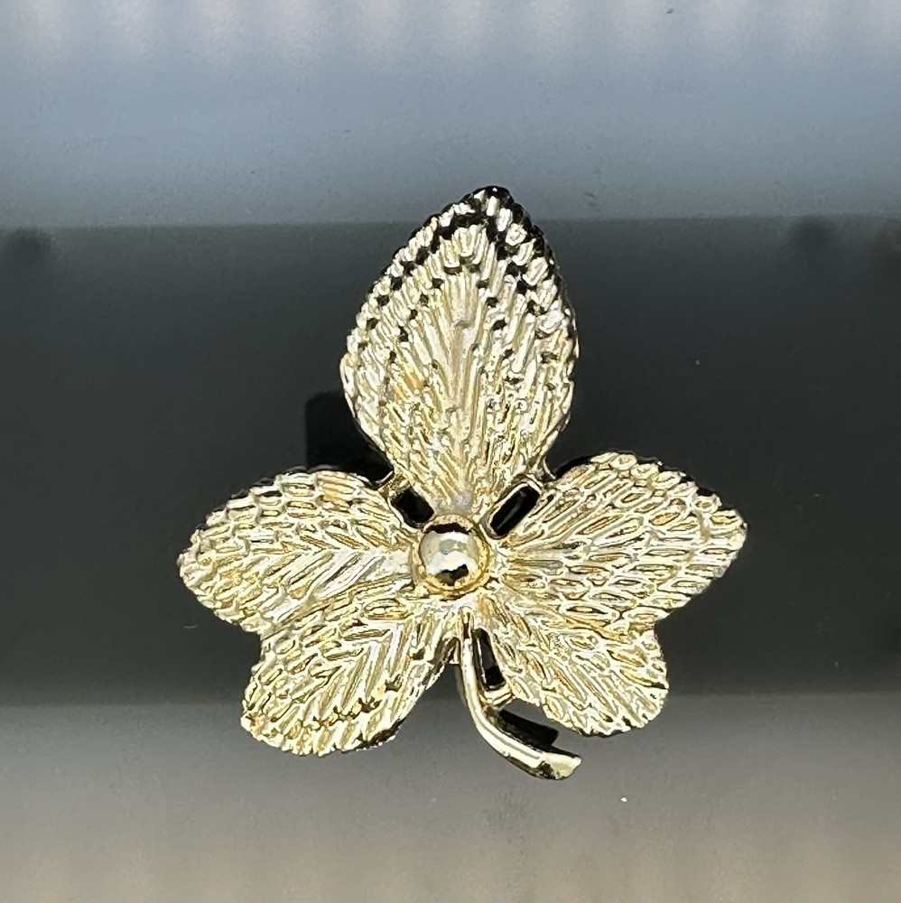 Vintage Signed Gerry’s Gold Tone Leaf Brooch Pin Excellent Condition