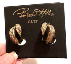 VINTAGE NOS NOC BIRCH HILL RHINESTONE BLACK ENAMEL 7/8″ CLIP EARRINGS ON CARD!