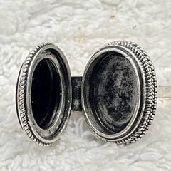 Vintage Poison Ring Black Glass Stone Locket Silver Tone Size 6.25