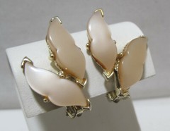 Vtg Creamy Beige Leaves Moonglow Thermoset Lucite Gold Tone Clip Earrings