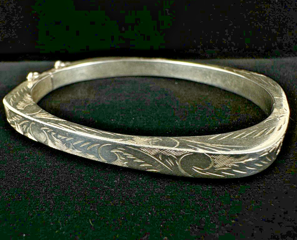 Vintage Sterling Silver Diamond Cut Square Shape Hinged Bangle Bracelet 7”