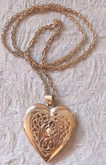 Vintage Heart Filigree Love Knot Necklace Locket 2″ Photo Charm Gold Metal 24″ C