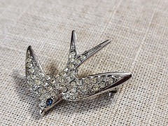 VTG Signed AVON SMITHSONIAN Silver Tone Pave’ Rhinestone SWALLOW BIRD Brooch Pin