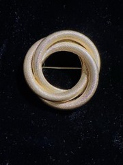 Sarah Coventry Gold Tone Brooch Pin Round Wreath Double Layer 1.25in Lady/ Gent
