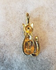 KIS – GOLDTONE SITTING CAT AMBER ACRYLIC RHINESTONE PENDANT – 1″ NO CHAIN