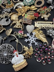 Lot Of 140 Brooches Pins – Many Signed – Silver Gold Tone Wholesale Resell J108a