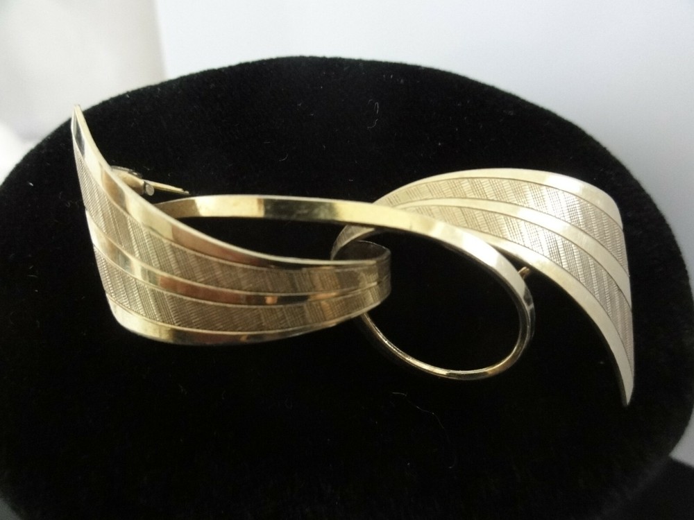 VTG RARE HEAVY GOLD PLATED GERMAN DESIGNER Signed BOW BROOCH