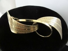 VTG RARE HEAVY GOLD PLATED GERMAN DESIGNER Signed BOW BROOCH
