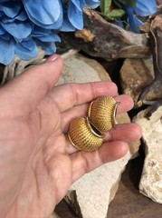 Vintage I.N.A.R Gold tone Ribbed Scalloped Clip on Earrings 15.3g, 1 1/8″ Italy