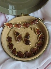 Thermoset Leaf Motif Bracelet Necklace Earrings Set Gold Tone