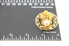 Vintage, Brooch in Gold Tone Metal Faux Pearl Flower Leaves Shaped Twisted Wire