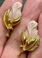 AVON Signed Vintage 1” Pink Ceramic Rose Flower Gold Tone Clip Earrings