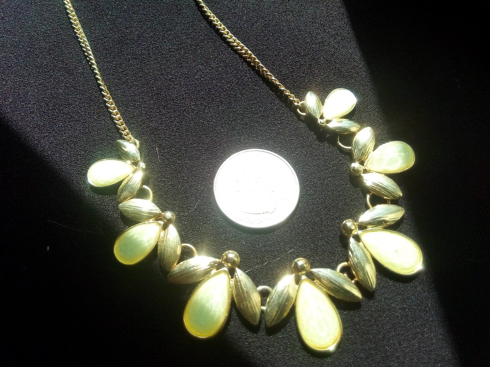 Bib Style Neckl: 7 Ylw Teardrop Multi-Facet Flat Stones, 14 GT Leaves, 17-1/2″L