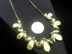 Bib Style Neckl: 7 Ylw Teardrop Multi-Facet Flat Stones, 14 GT Leaves, 17-1/2″L