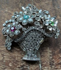 BEAUTIFUL VINTAGE BASKET OF FLOWERS RHINESTONE PIN BROOCH