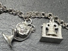 7 VINTAGE USA TRAVEL CHARMS & 7″ SILVER TONE BRACELET M195