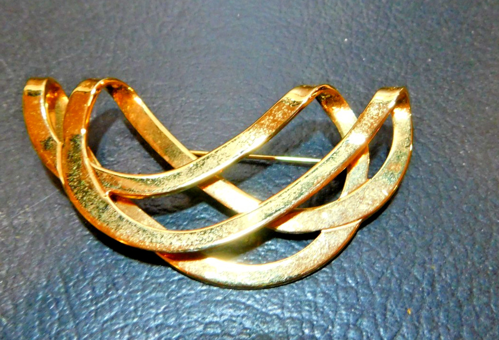 Gold Tone 3.25″ Swirl Horizontal Pendant See Photos