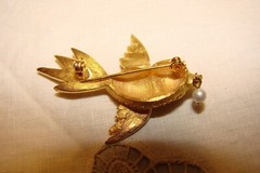TWO VINTAGE GOLD TONE RHINESTONE BIRD BROOCHES GREEN EYES PEARL