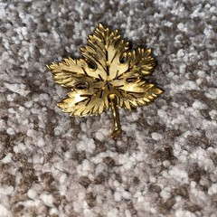 Vintage Crown Trifari Gold Tone Maple Leaf Brooch 2.5 x 2.25 in