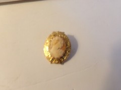 VINTAGE GOLD TONE CARVED CAMEO BROOCH
