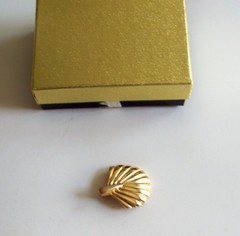 NEW VTG SCALLOPED SEASHELL GOLD TONE HINGED W/ SAFETY CATCH DRESS/SCARF CLIP –A1