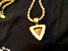 Vtg Medici 17 1/2″ Gold Chain-1 3/8″ Pendant-Faux Amethyst/Streaks Royal-Signed