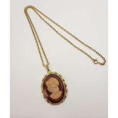 Vintage Left Facing Cameo Pendant Necklace Embossed Cable Chain Rootbeer Acrylic