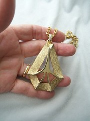 Vintage Celebrity NY Textured Gold Tone Modernist Pendant Necklace