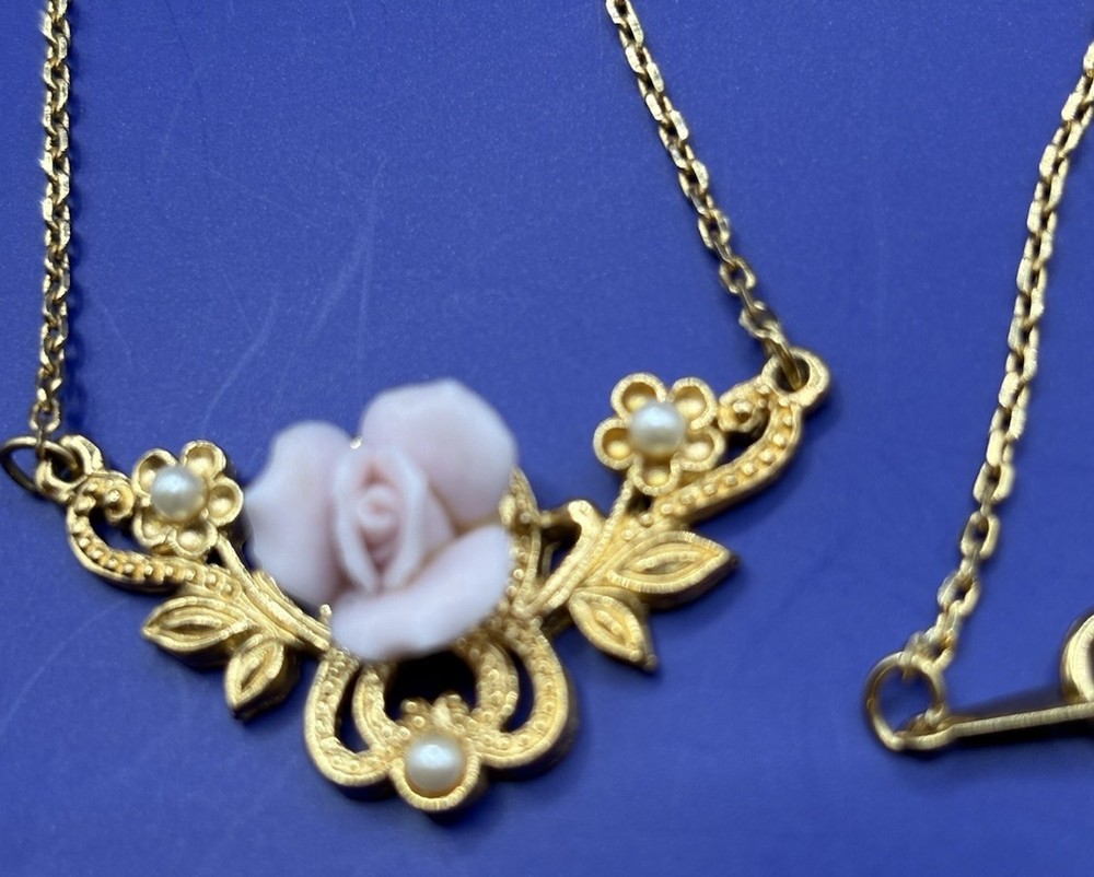 VTG Avon Porcelain Pink Rose Faux Pearl Gold Tone Pendant Necklace & Chain