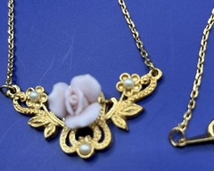 VTG Avon Porcelain Pink Rose Faux Pearl Gold Tone Pendant Necklace & Chain