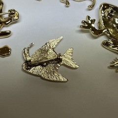 VTG Tiny Brooches Pins Gold Tone Lizard Green Eyed Frog Trifari Frog Kore Fish