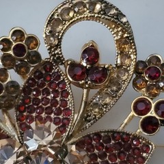 Avon 35th Anniversary 2006 Rhinestone Flower Brooch with coordinated earring set