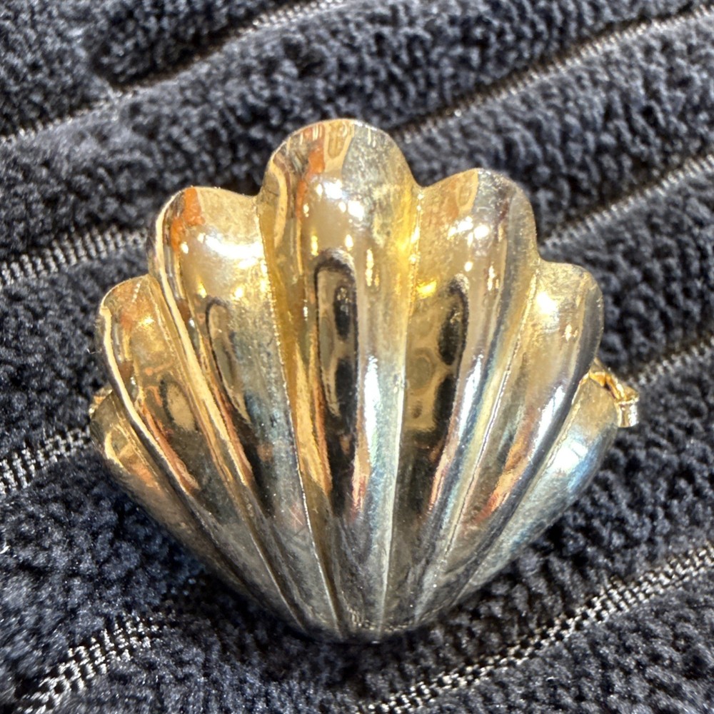 VTG 1970s SCALLOPED SEASHELL GOLD TONE HINGED W/ SAFETY CATCH DRESS/SCARF CLIP