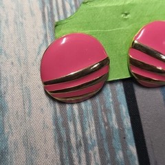 Vtg Unmarked Gold Tone Round Studded Earrings Pink Enamel W/Gold Stripes Costume