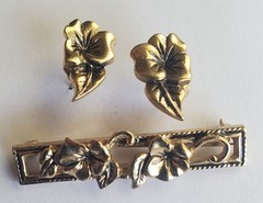 Vtg Avon Gilded Morning Glory Bar Pin / Brooch & Stud Earrings Gold Tone