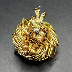 Vintage Gold Tone 3D Mother Bird On Nest With Faux Pearl Wire Work Brooch Pin