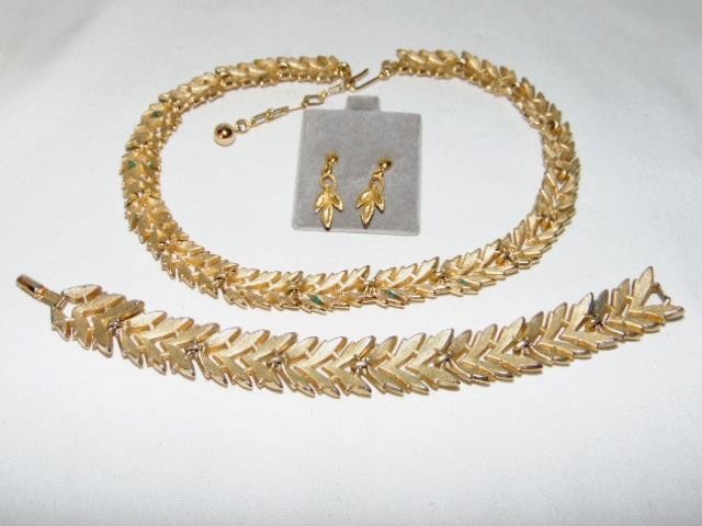3 Piece Vintage TRIFARI Brushed Gold Tone Trailing Leaf DEMI-PARURE SET, Signed