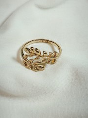 Vintage Leaf Ring – Size 9 – Gold-Tone Metal Alloy – Nature-Inspired Design