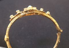 Exceptional Victorian 14 KT solid yellow gold and opal hinged bangle bracelet