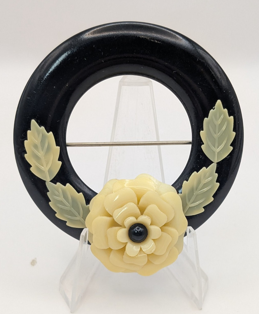Vintage Floral Flower Wreath Black, Beige, Green Circle Brooch Bakelite – RK162