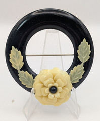 Vintage Floral Flower Wreath Black, Beige, Green Circle Brooch Bakelite – RK162