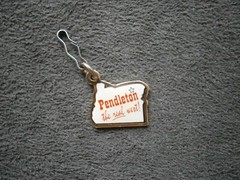 Pendleton The Real West OR Vtg Goldtone Enamel Travel Shield Bracelet Charm 1.1g