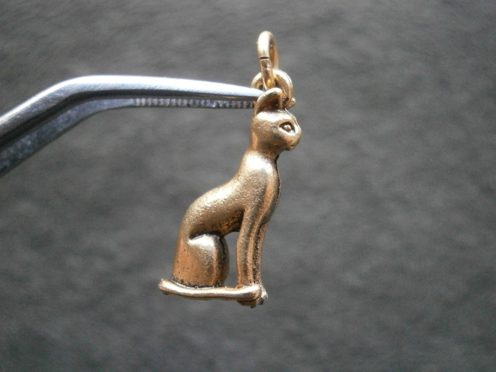 Bast Bastet Egyptian Seated Cat Vintage Goldtone Bracelet Charm Pendant 2.0g