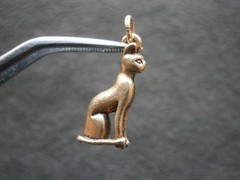Bast Bastet Egyptian Seated Cat Vintage Goldtone Bracelet Charm Pendant 2.0g