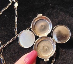 Vtg. 1928 Chain w Round Photo Pendant – OPEN UP FOUR 4 PHOTO CHAMBERS – Unique!