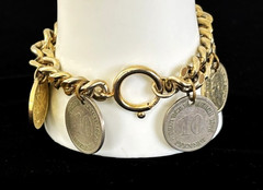 Vintage 1950s Chunky Curb Chain Gold Tone WORLD COINS Charm Bracelet 7 1/2″ L