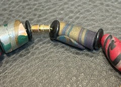 VINTAGE ARTISAN SWIRL ACRYLIC POLYMER CLAY ART OR TRADE? BEAD BRACELET 8”
