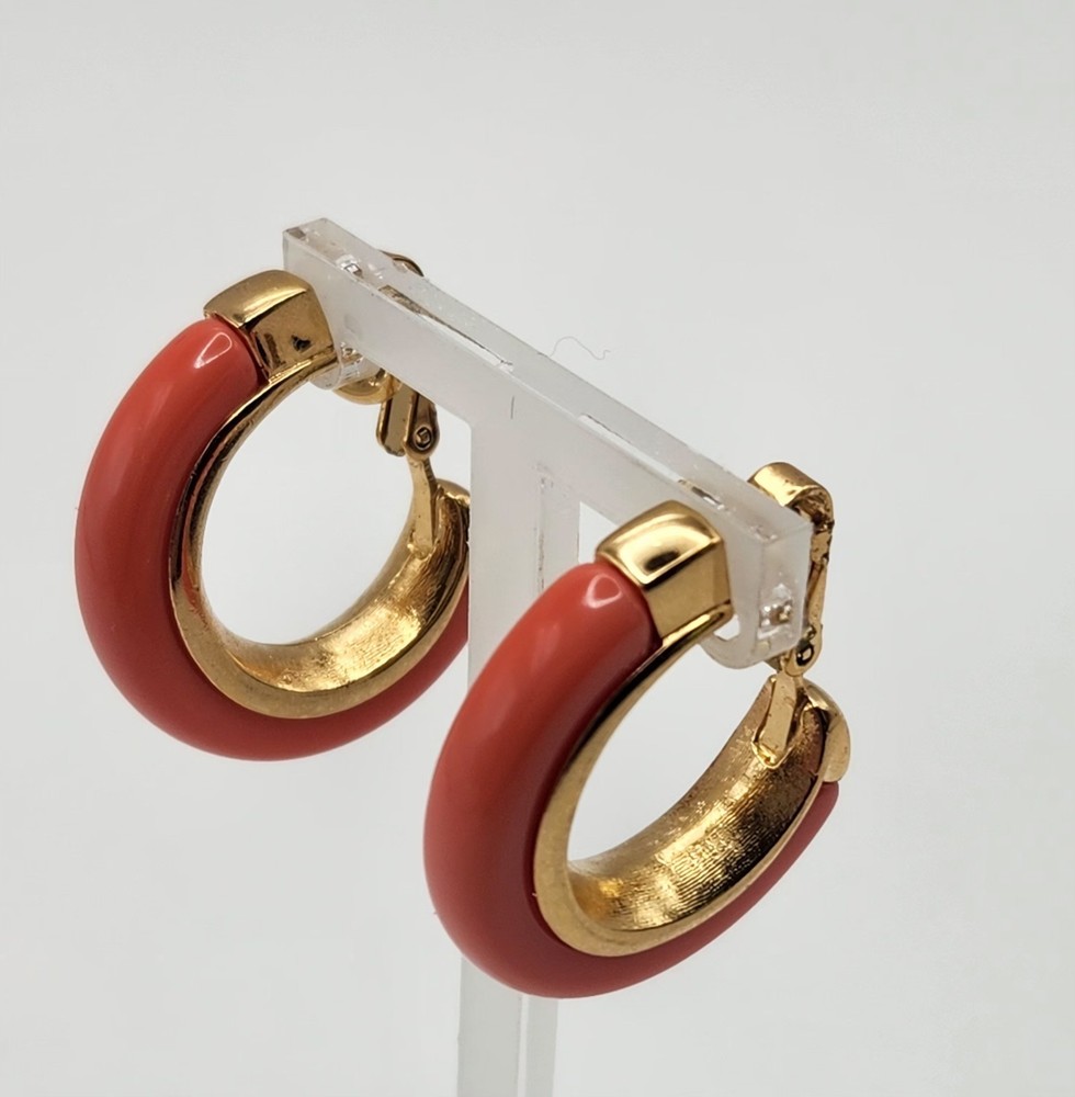 VTG Crown Trifari Coral Peach Lucite Hoop Earrings Gold Trifarium Clip 1955-69